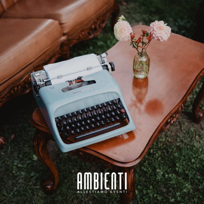 noleggio-allestimenti-e-decorazioni-vintage-matrimoni-macchina-da-scrivere-olivetti-epoca-tavolino-legno